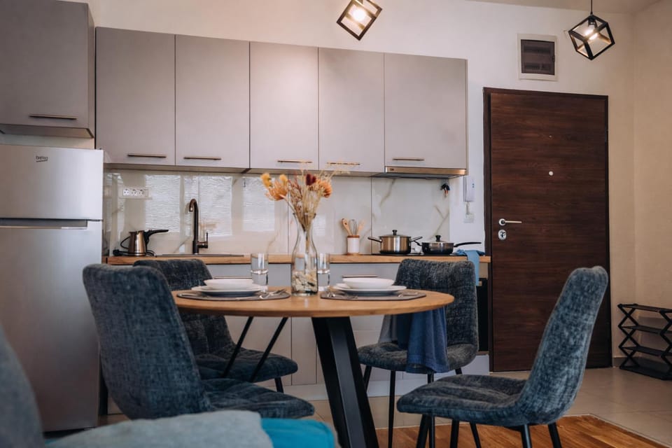 Kitchen or kitchenette, Living room, Seating area, Dining area, minibar, pet friendly, stove