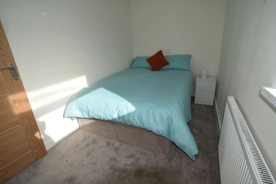3 Bedrooms, Spacious, off road parking, Minimum 2 Nights Apartment in St Helens