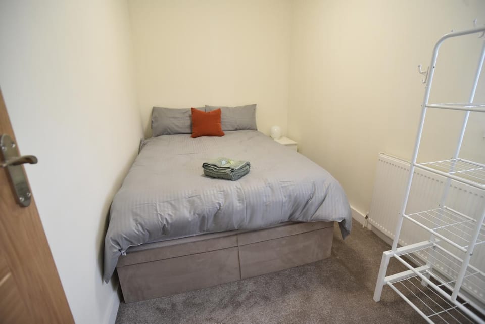 3 Bedrooms, Spacious, off road parking, Minimum 2 Nights Apartment in St Helens