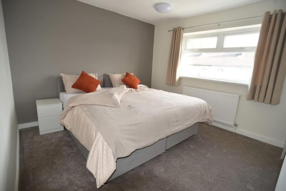 3 Bedrooms, Spacious, off road parking, Minimum 2 Nights Apartment in St Helens