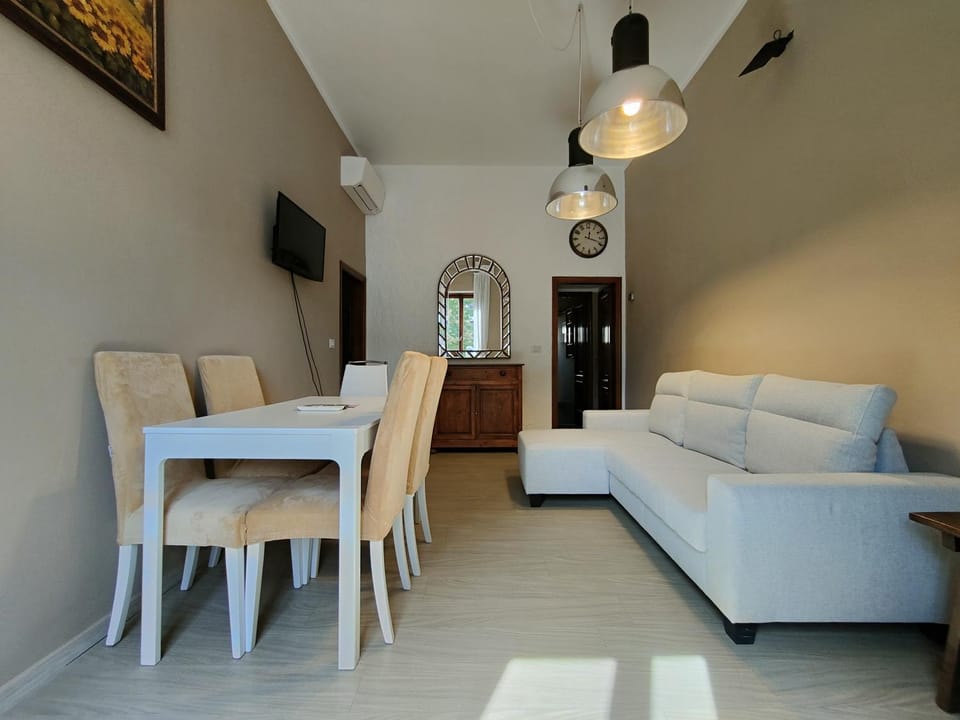 TV and multimedia, Living room, Seating area, Dining area