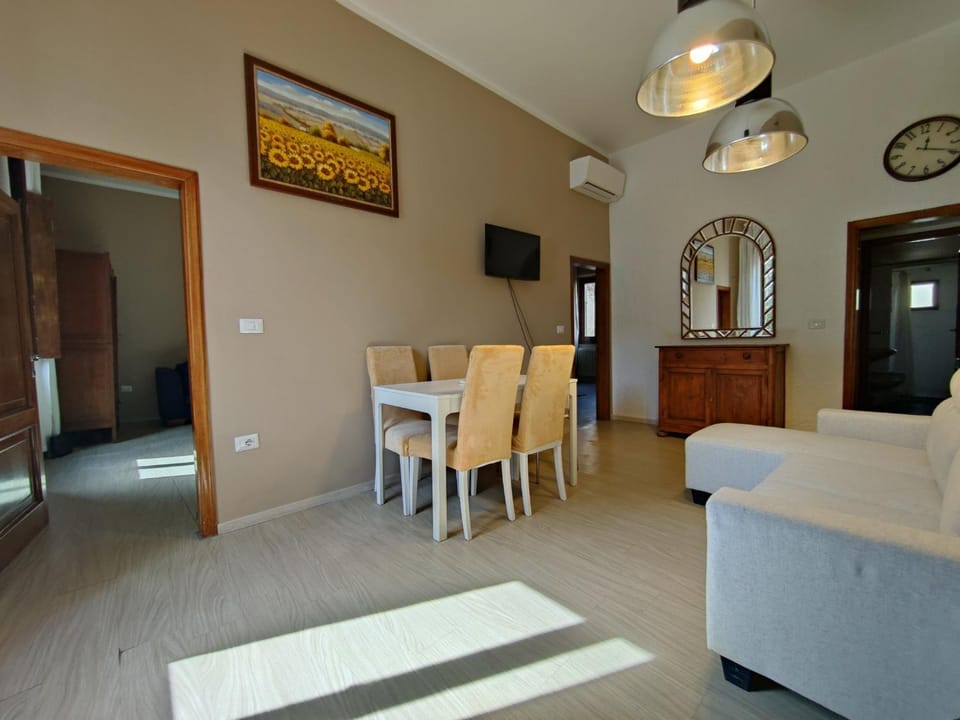 TV and multimedia, Living room, Seating area, Dining area, air conditioner