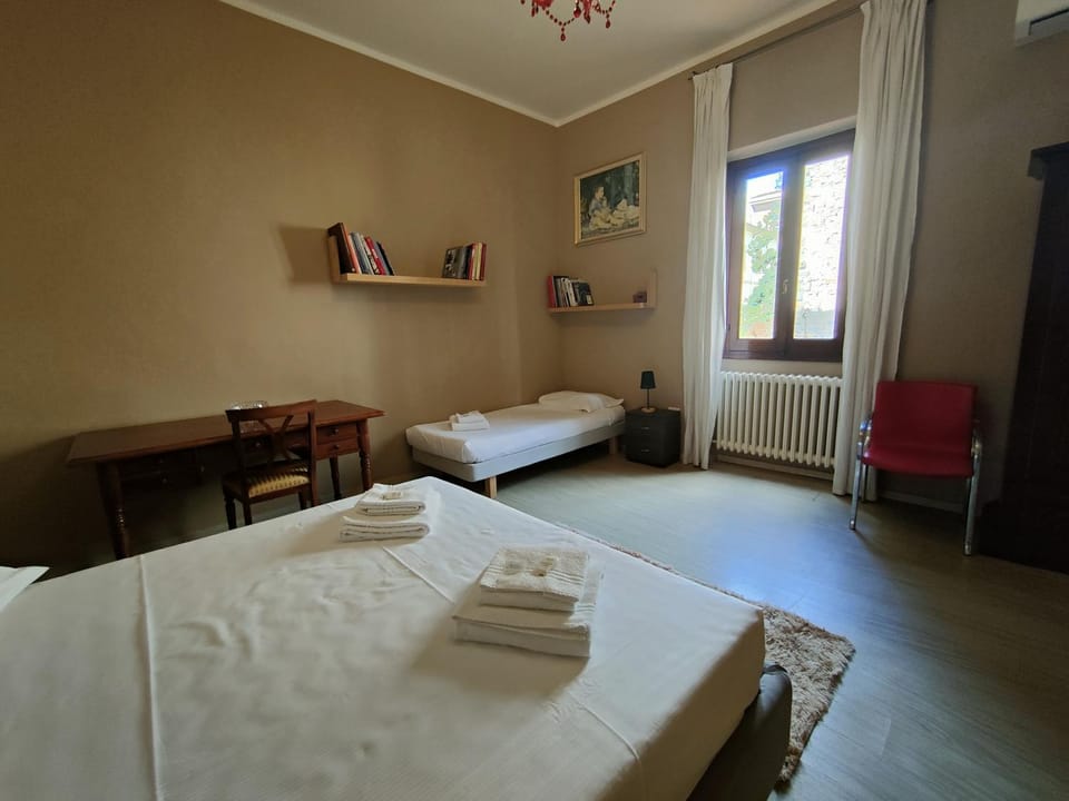 Bed, Photo of the whole room, Bedroom, internet, towels