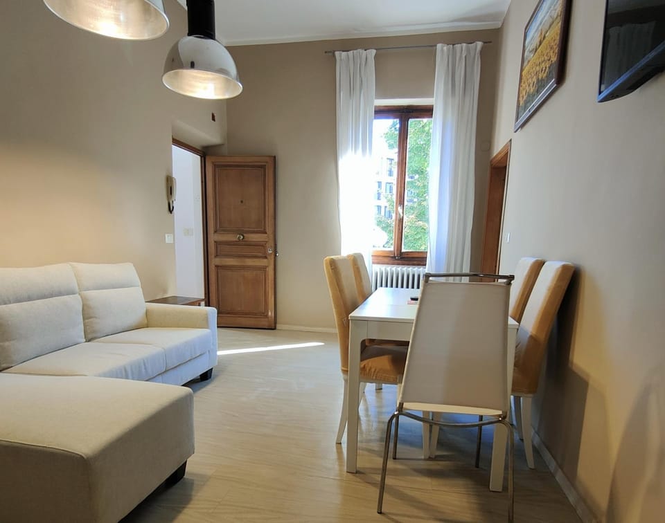 TV and multimedia, Living room, Seating area, Dining area