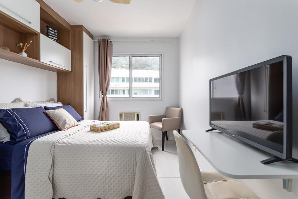 Bed, TV and multimedia, Photo of the whole room, Bedroom, locker, air conditioner