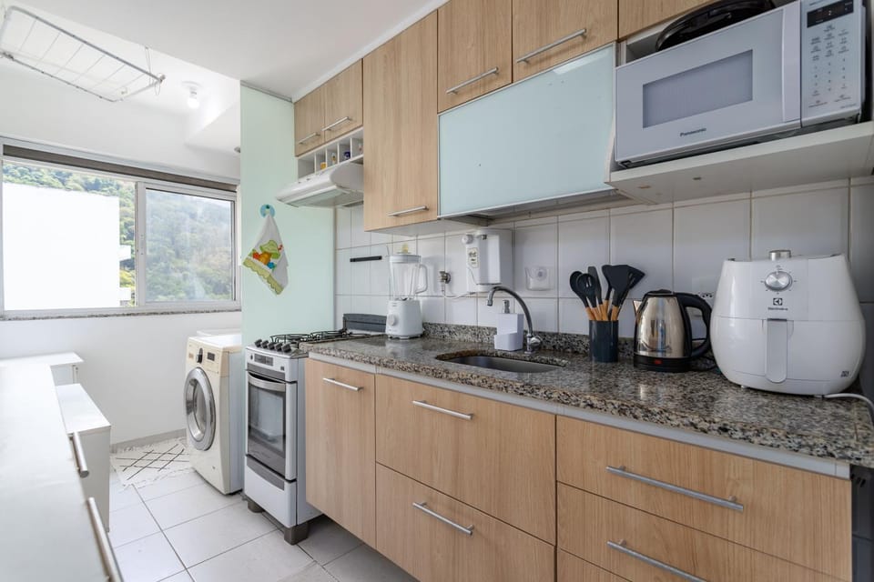 Coffee/tea facilities, Kitchen or kitchenette, Dining area, microwave, oven, stove, washing machine