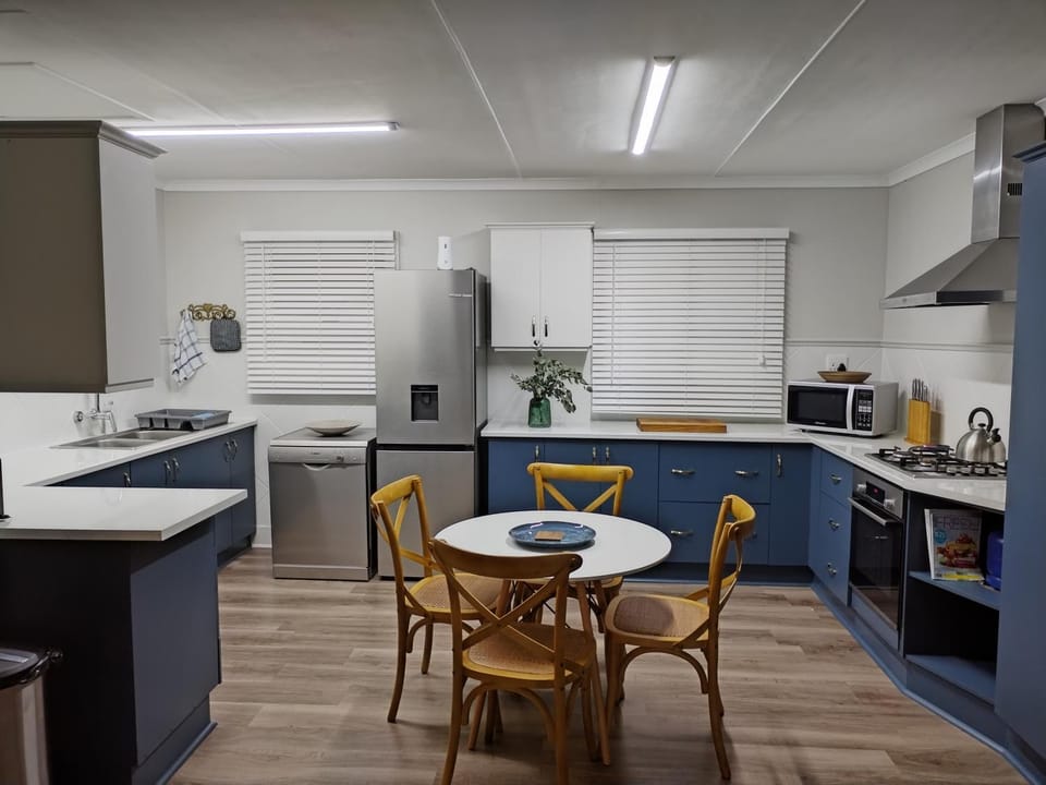 Kitchen or kitchenette, Dining area, oven, stove