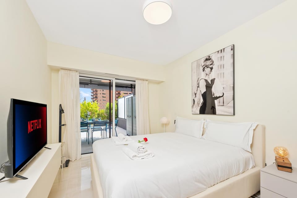Patio, Bed, TV and multimedia, Photo of the whole room, Bedroom