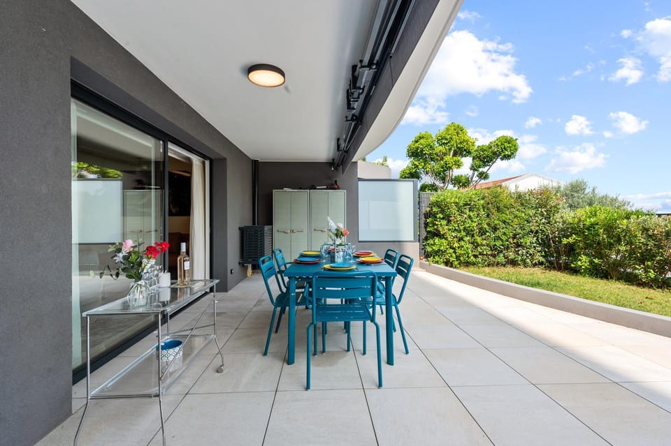 Property building, Patio, Day, Garden, View (from property/room), Balcony/Terrace, Living room, Seating area, Dining area, Garden view
