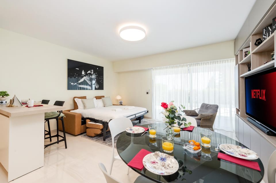 TV and multimedia, Living room, Seating area, Dining area