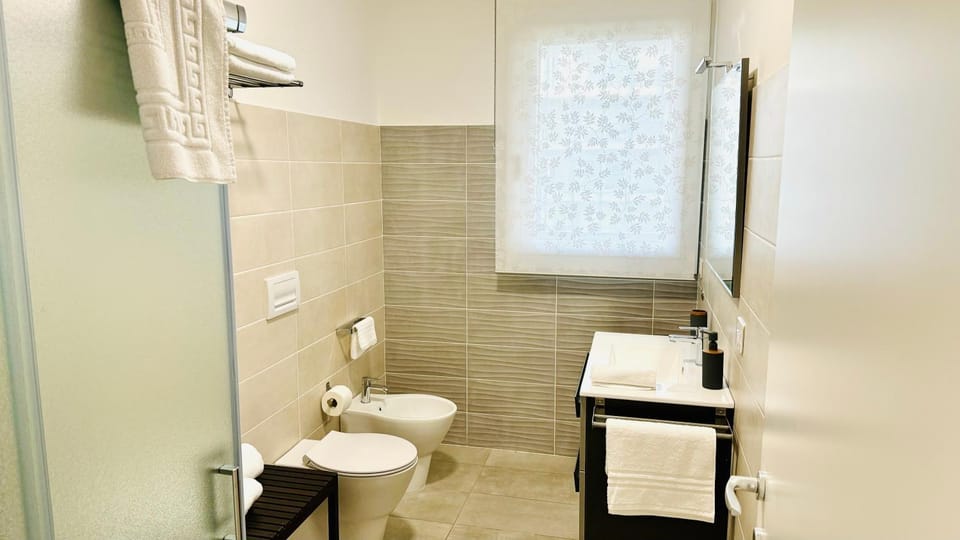 Shower, Toilet, Bathroom, bidet, towels