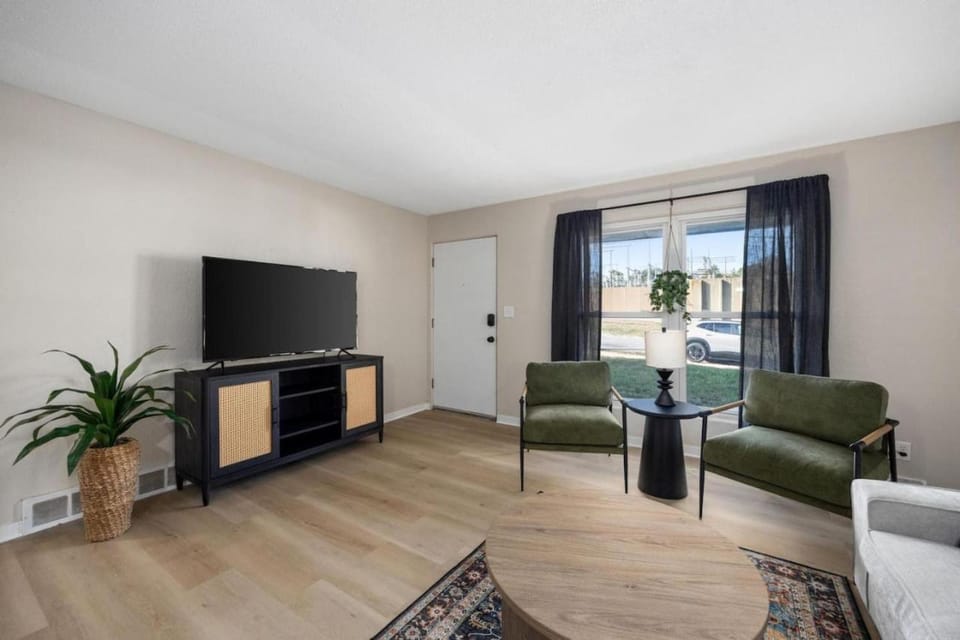 Hines Haven - Unit 2 - Perfect BNB for YOU House in Peoria