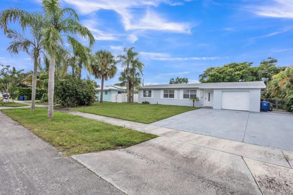 Spacious home with awesome pool House in Lake Park