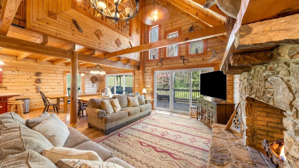 Alpine 8 Br Lodge - Hot Tub Fire Pit Ping Pong House in Tennessee