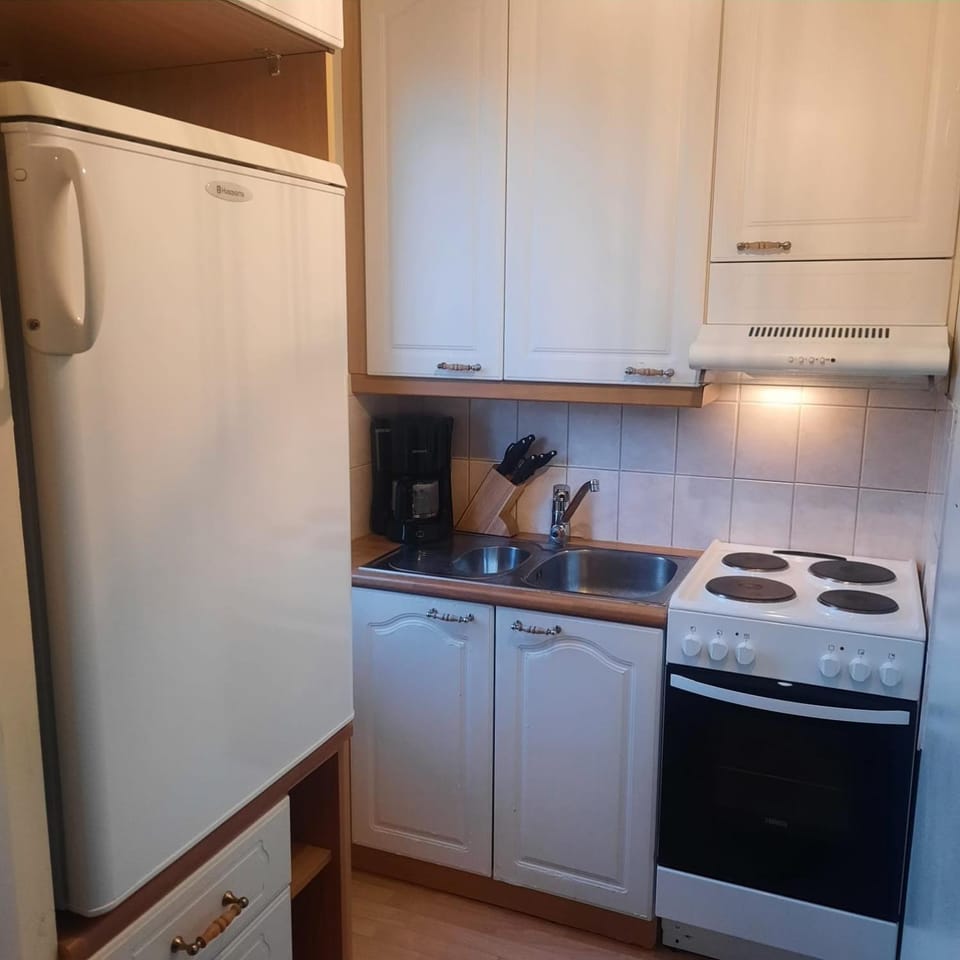 Coffee/tea facilities, Kitchen or kitchenette, stove