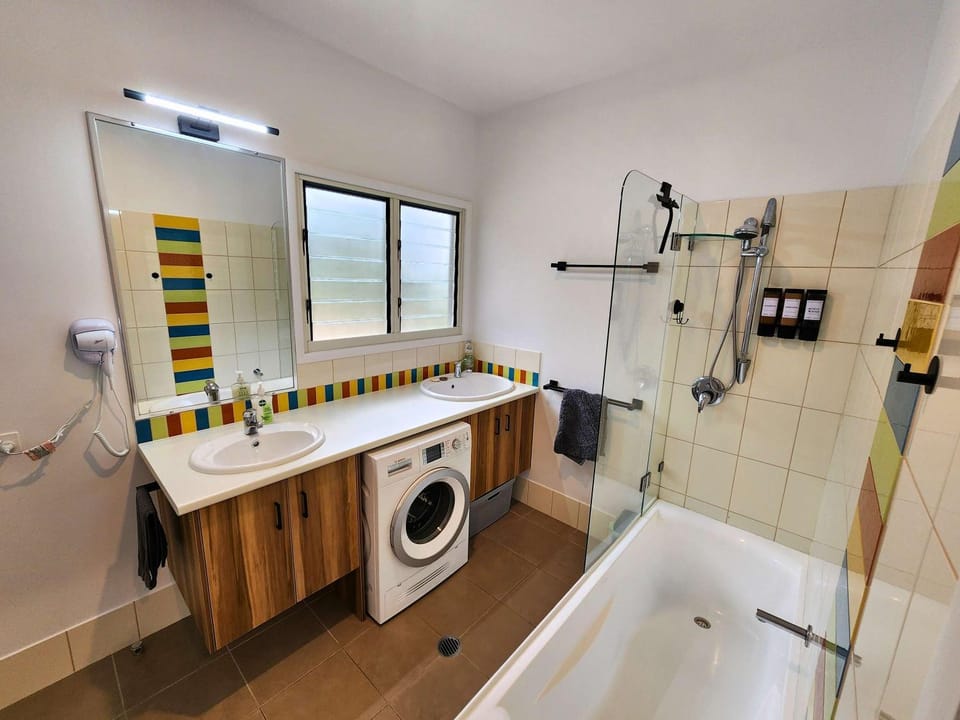 Bathroom, Bath, towels, washing machine, dryer