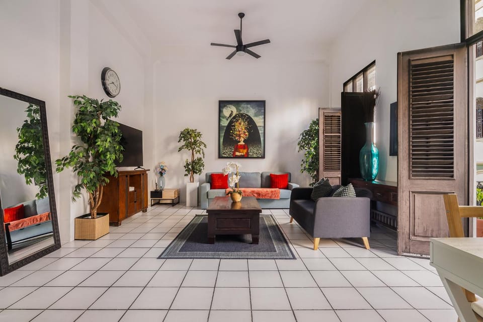 TV and multimedia, Living room, Seating area, Dining area, fireplace