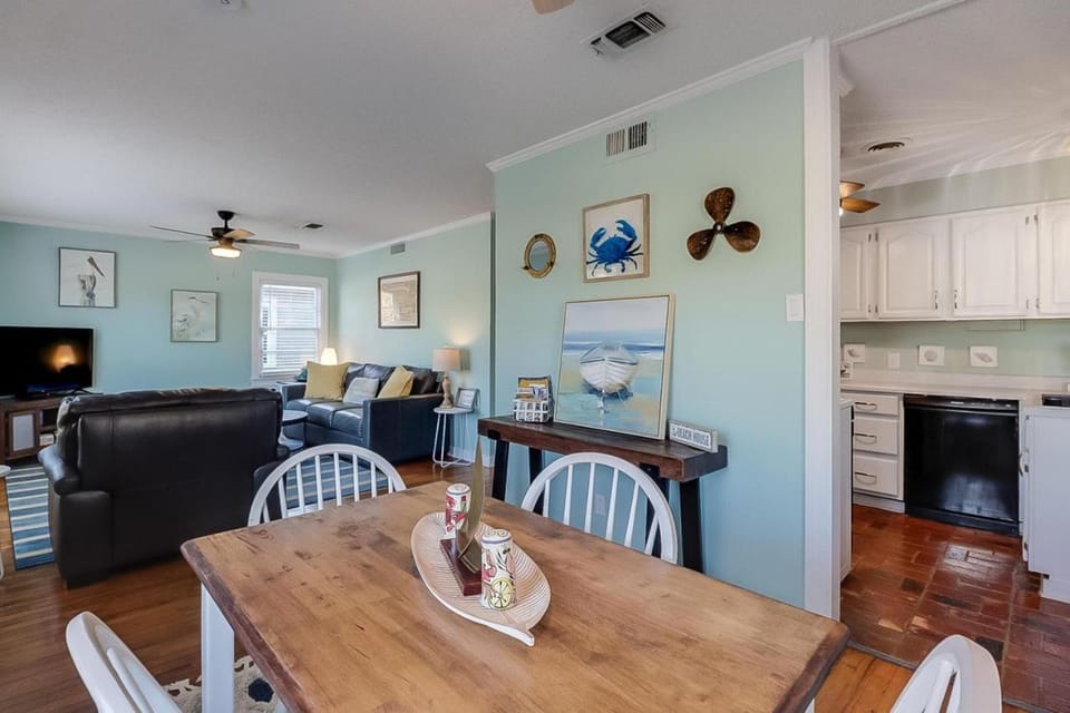 The Cozy Blue Cottage House in Long Beach