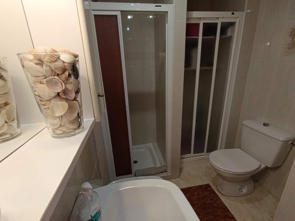 Shower, Toilet
