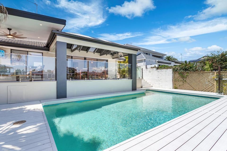 Luxury Waterside Oasis House in Gold Coast