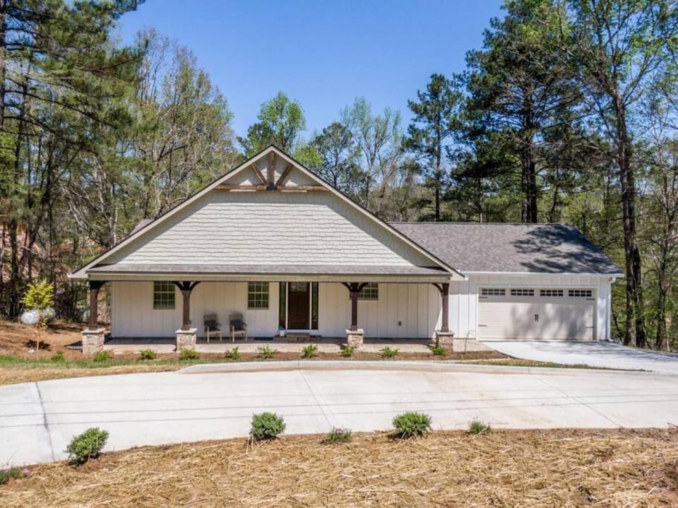 Nostalgic Fun-Lakehouse- Arcade House in Lake Sinclair