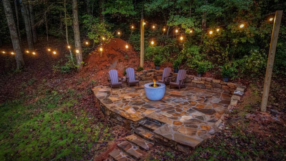 2bed 1bath Cabin with Mountain View, Hot Tub and grilling deck Cabin in Shooting Creek