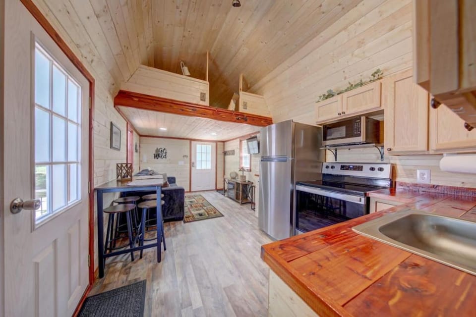 2bed 1bath Cabin with Mountain View, Hot Tub and grilling deck Cabin in Shooting Creek