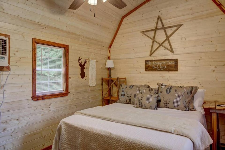 2bed 1bath Cabin with Mountain View, Hot Tub and grilling deck Cabin in Shooting Creek