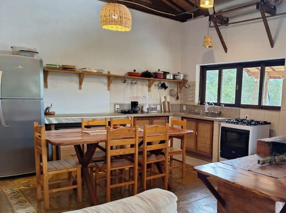 Coffee/tea facilities, Kitchen or kitchenette, Dining area, oven, stove