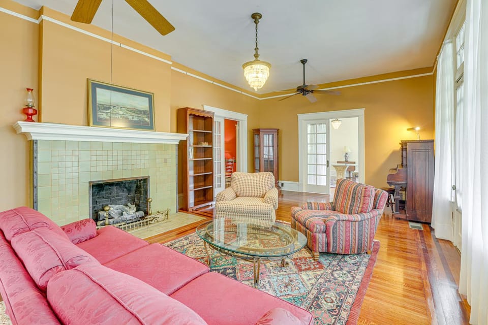 1 Mi to Dtwn Meridian: Historic Home w/ Porch! House in Meridian