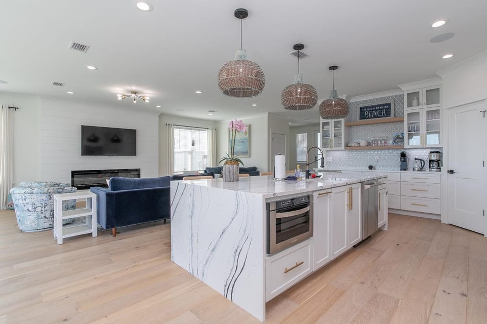 Kitchen or kitchenette, dishwasher, microwave