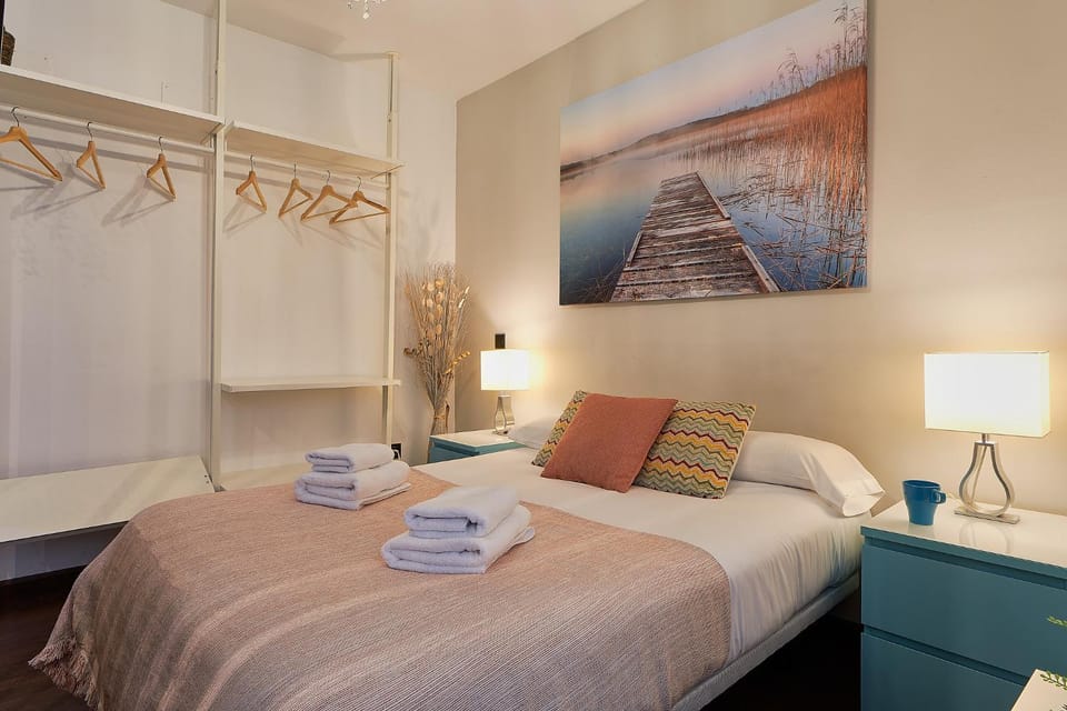 Bed, towels