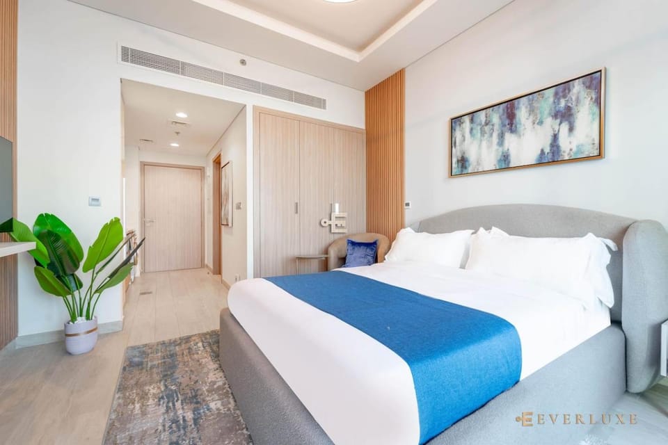 Everluxe Holiday Homes Rental Pool View Studio Apartment in Dubai