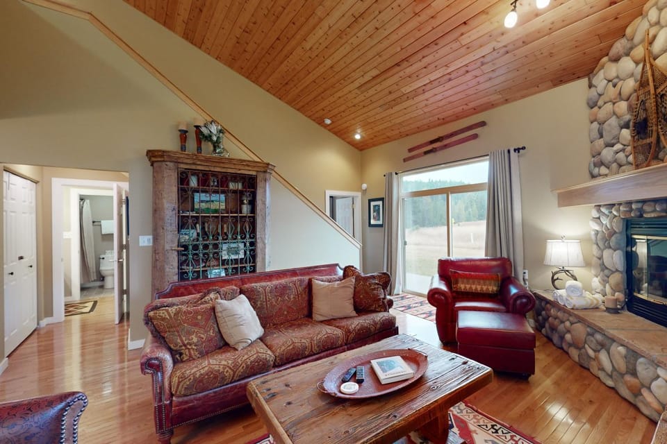 Mountain Meadow Retreat House in Big Sky