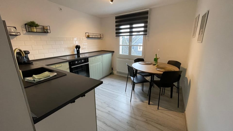 Kitchen or kitchenette, Seating area, Dining area, stove