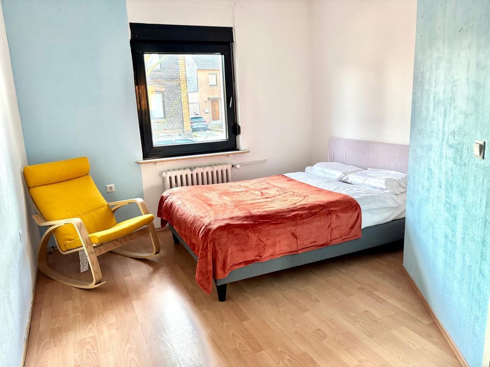 Amazing entire Apartment, U79&S1, Messe, Airport, Hbf, 6-Seen-Platte Bed and Breakfast in Duisburg