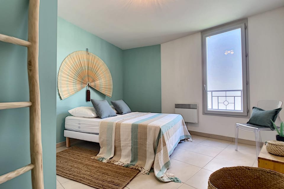 Photo of the whole room, Bedroom
