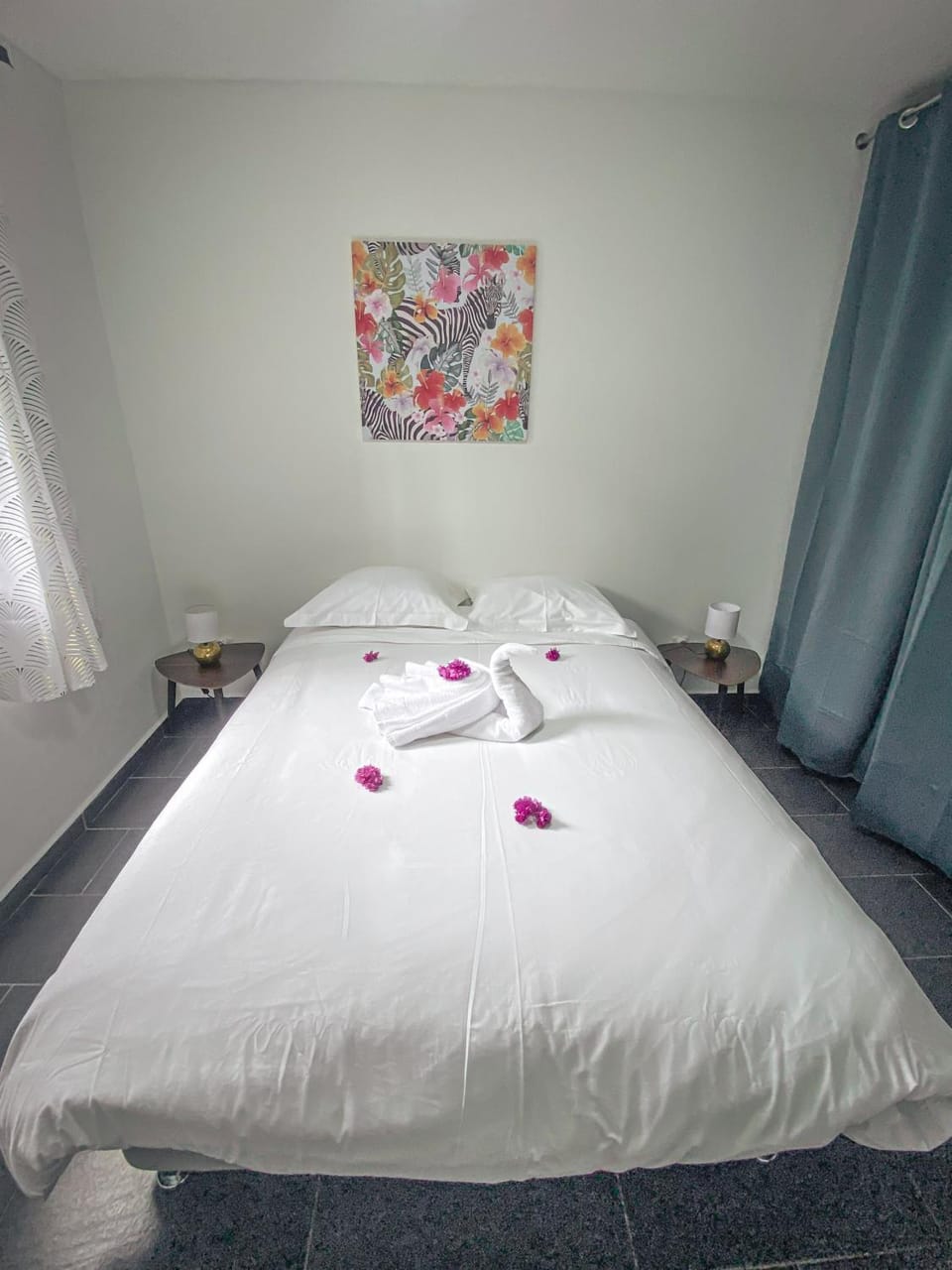 Bed, Photo of the whole room, Bedroom, towels