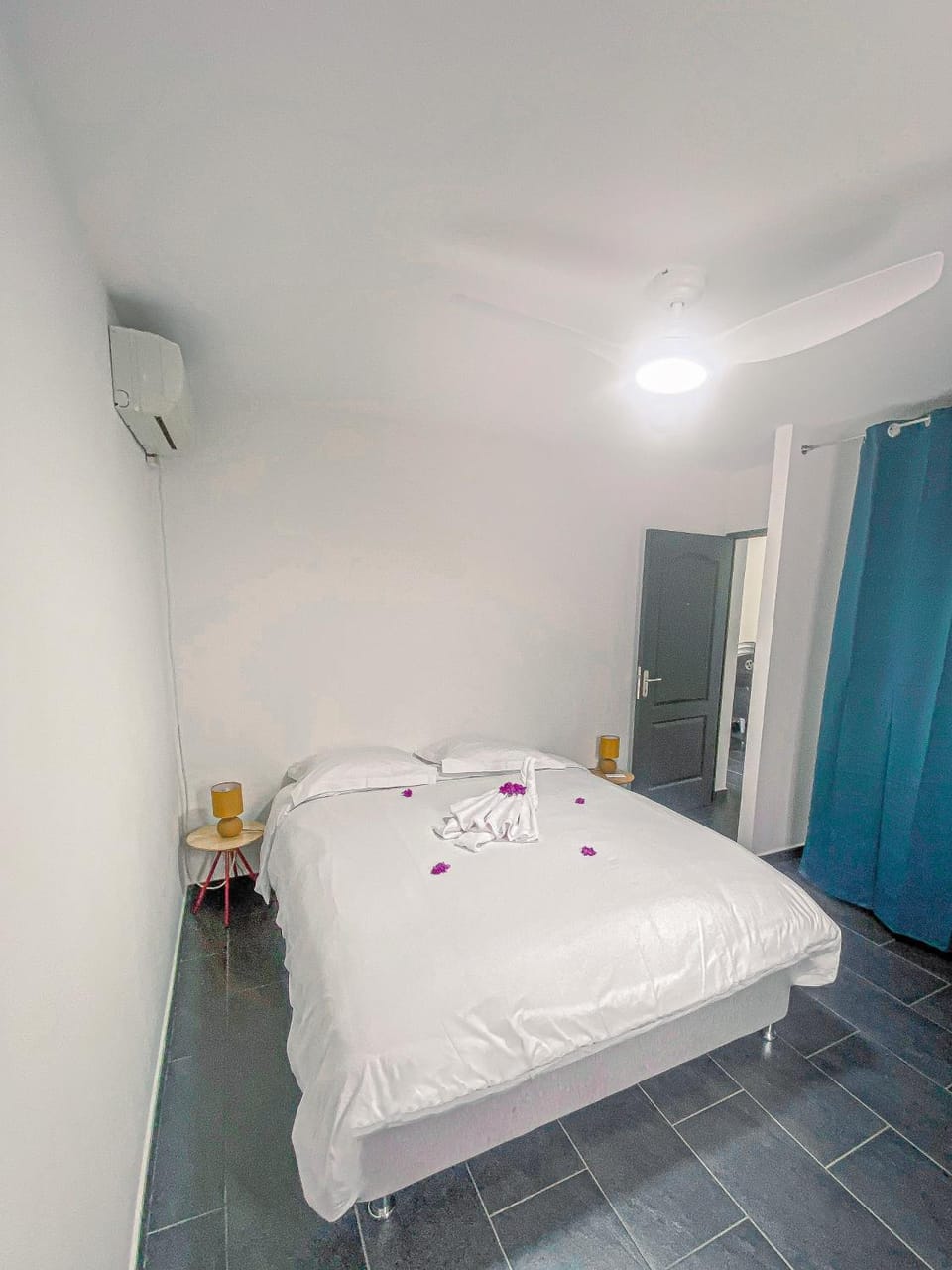 Bed, Photo of the whole room, Bedroom, towels, air conditioner