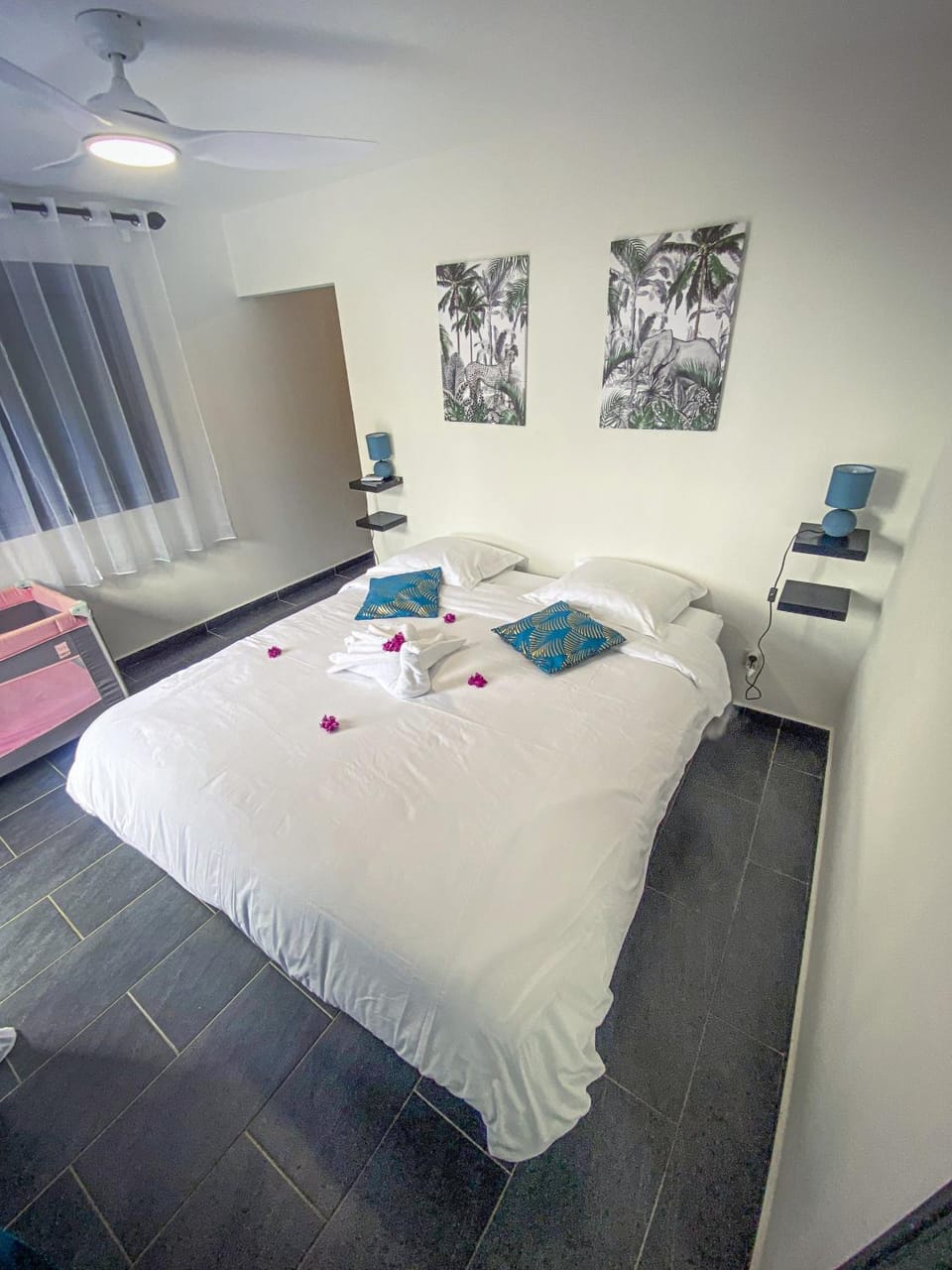 Bed, Photo of the whole room, Bedroom, towels