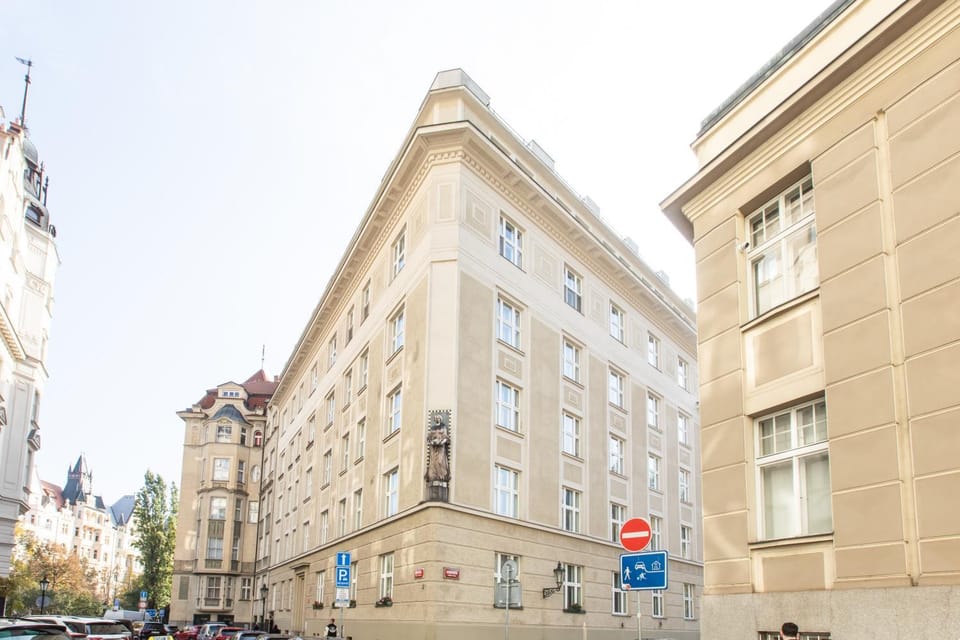 Property building, Neighbourhood, City view, Location