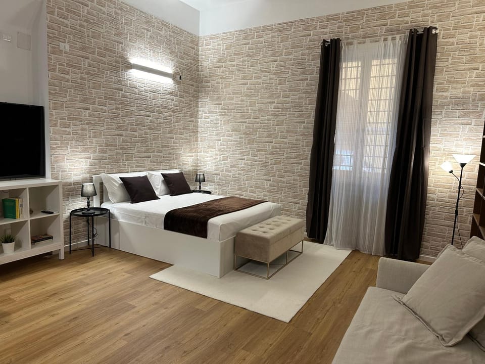 Bed, TV and multimedia, Living room, Photo of the whole room, Seating area, Bedroom