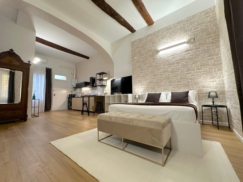 Bed, TV and multimedia, Living room, Photo of the whole room, Seating area, Bedroom