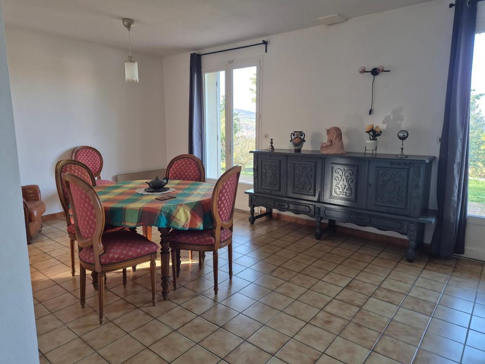 Property building, Restaurant/places to eat, Living room, Seating area, Dining area, Breakfast