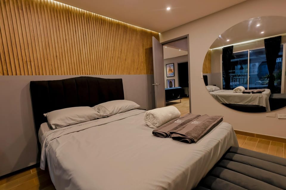 Bed, Photo of the whole room, Bedroom, towels