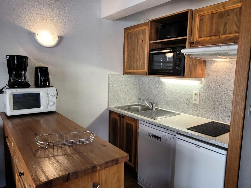 Bathroom, furniture, microwave, kitchen