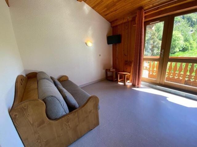 Bed, fireplace, furniture