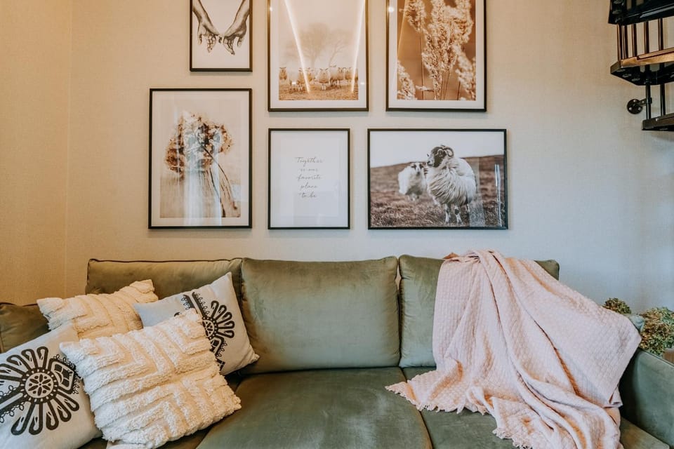 Bed, Living room, Photo of the whole room, Seating area, Bedroom, towels