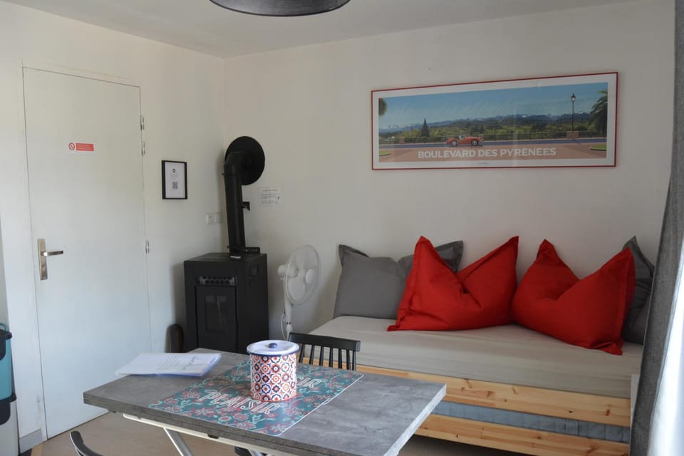 Bed, TV and multimedia, Living room, Photo of the whole room, Seating area, Bedroom
