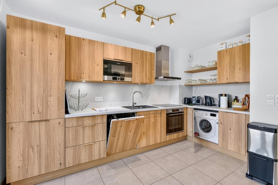 Coffee/tea facilities, Kitchen or kitchenette, dishwasher, oven, stove, toaster, washing machine, kitchen